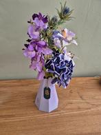 Paarse vaas met kunstbloemen, Huis en Inrichting, Woonaccessoires | Vazen, Ophalen of Verzenden, Overige kleuren, Glas, Minder dan 50 cm