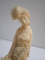 Aziatisch beeldje van een vrouwenfiguur, Ophalen of Verzenden