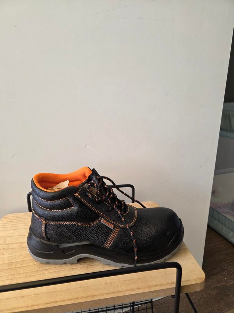Werkschoenen maat 42 nieuw in doos, Ophalen, Nieuw