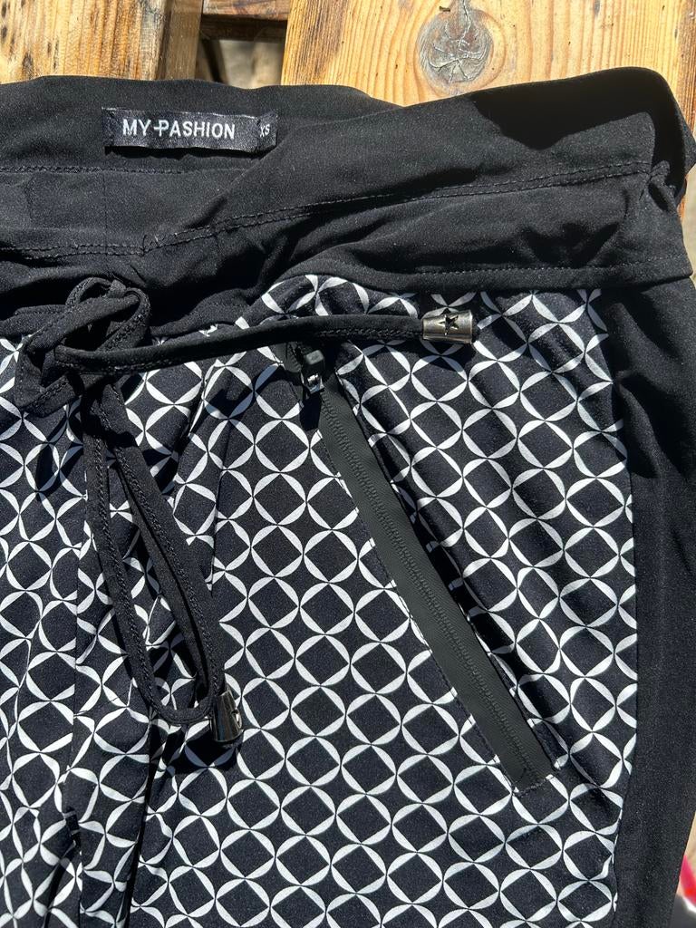 My Pashion Treffel Broek XS - Zwart/Wit Patroon, Ophalen of Verzenden, Zo goed als nieuw, Maat 34 (XS) of kleiner, Zwart