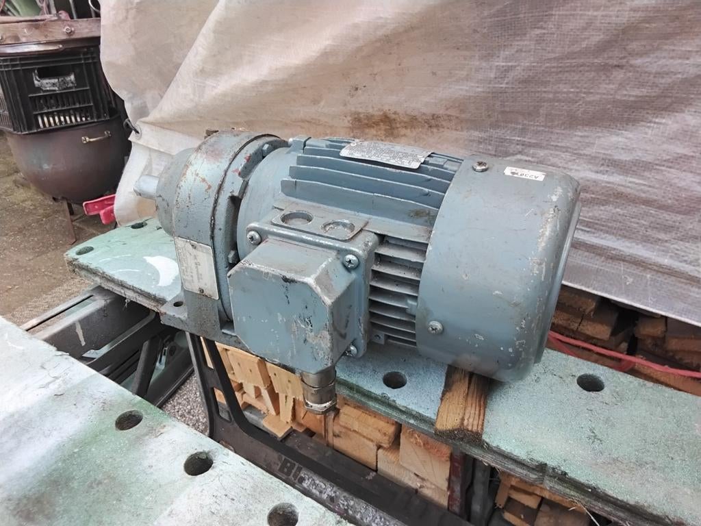 Elektromotor 220/380V met Reductiekast, Doe-het-zelf en Verbouw, Ophalen of Verzenden