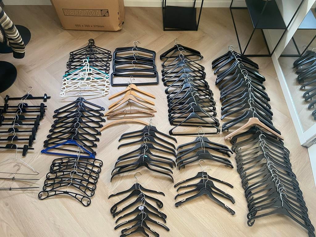 125 Kledinghangers ook merk hangers, Kleding | Dames, Kledinghangers, Ophalen of Verzenden, Zo goed als nieuw