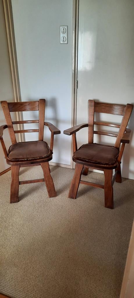 Twee robuuste houten stoelen met armleuningen, Ophalen, Gebruikt, Twee, Bruin