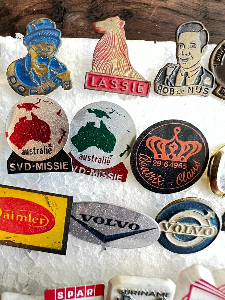 Grote verzameling vintage reclame en souvenir speldjes, Verzamelen, Overige Verzamelen, Gebruikt, Ophalen