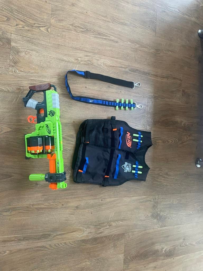 Nerf Doominator met pijltjes, beschermvest en riem, Ophalen of Verzenden, Zo goed als nieuw