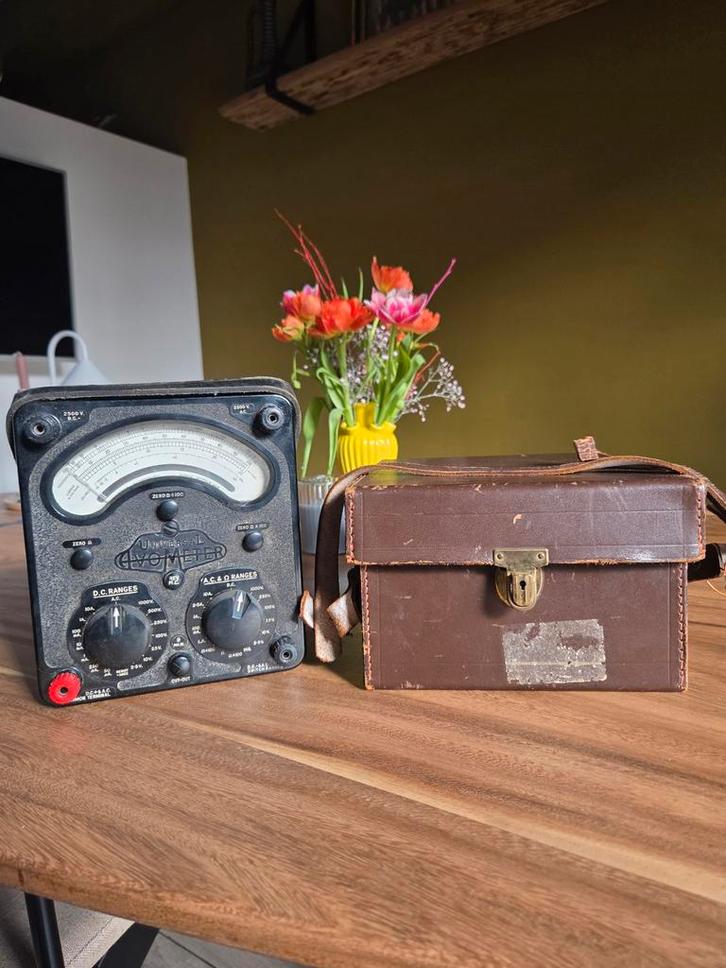 Vintage Universele Voltmeter met Box en Sleutel, Getest, Antiek en Kunst, Antiek | Gereedschap en Instrumenten, Ophalen of Verzenden