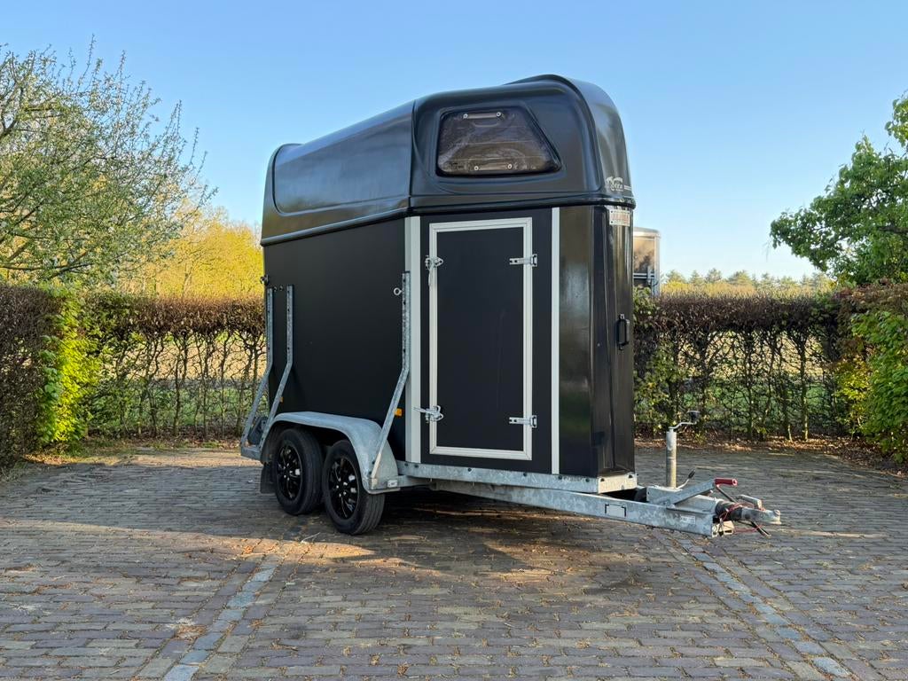 Nette 1.5 paards hotra paardentrailer, kunstof vloer