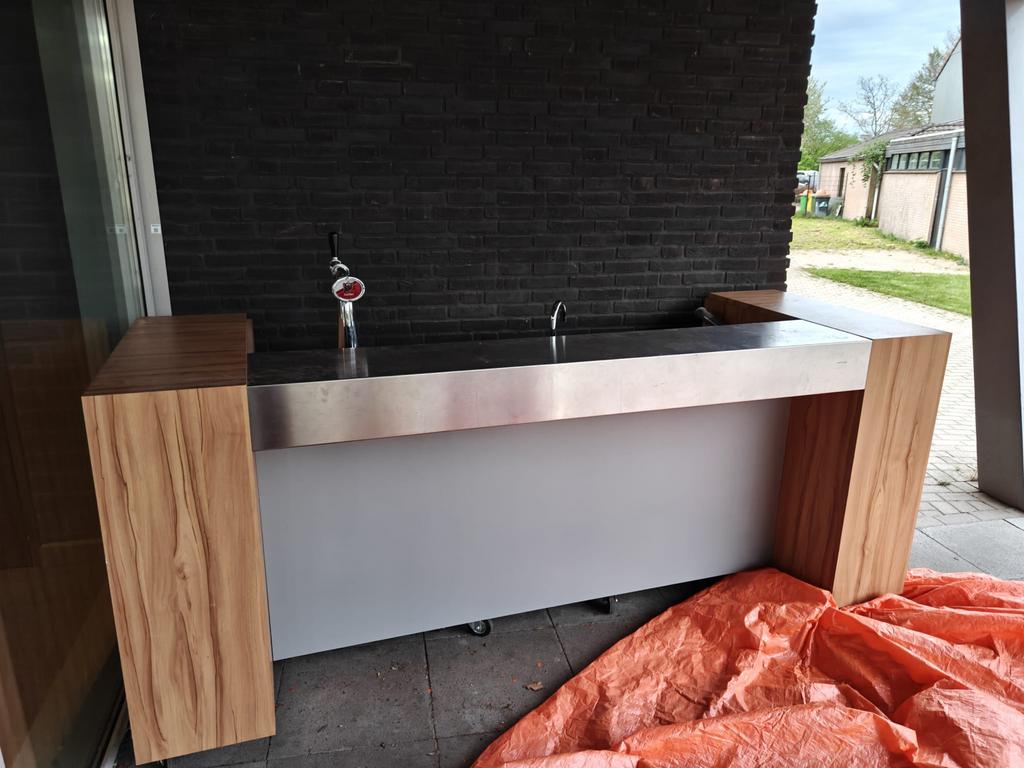 Grote verrijdbare buitenbar met tap en spoelbak, Ophalen, Gebruikt