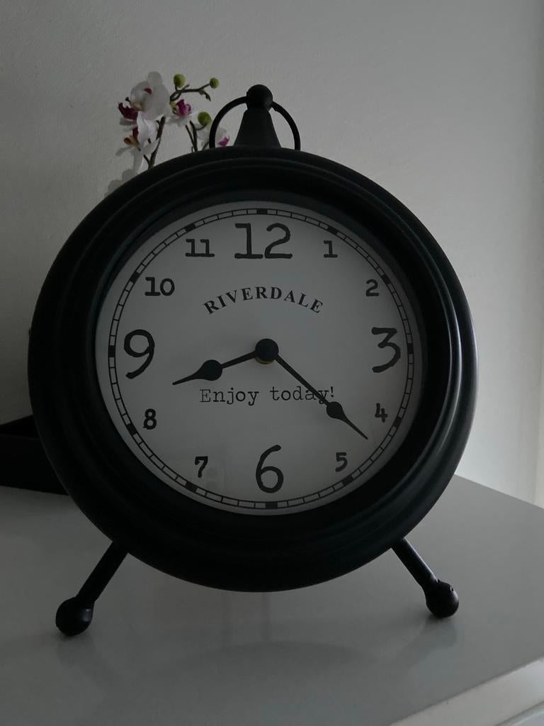 Riverdale Zwarte Stalen Klok - Tafel of Wand, Huis en Inrichting, Woonaccessoires | Klokken, Zo goed als nieuw, Staande klok, Analoog