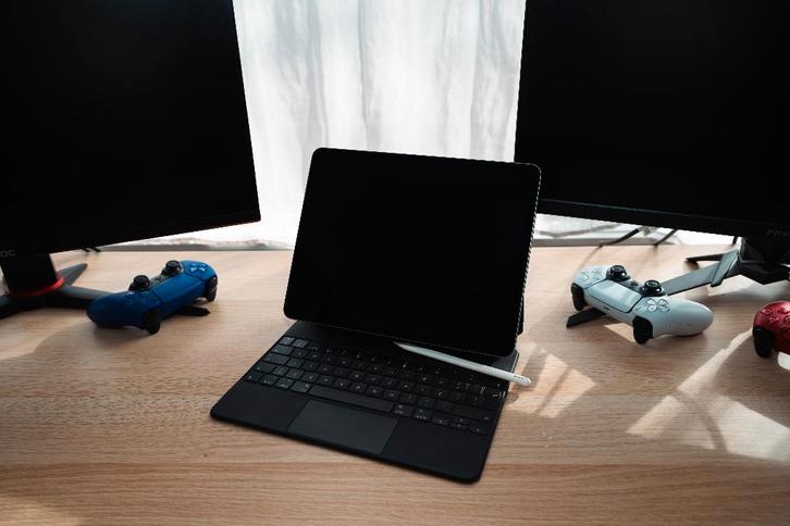 iPad Pro 12.9" (5th Gen) + Magic Keyboard + Pencil + Charger, Computers en Software, Apple iPads, Zo goed als nieuw, Apple iPad Pro