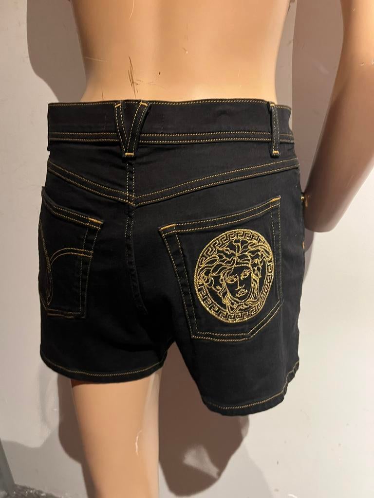 Versace korte jeans met medusa maat 28 origineel zgan, Kleding | Dames, F, G, Zwart, Ophalen of Verzenden