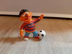 Sesamstraat Ernie poppetje voetbal 6 cm, Verzamelen, Poppetjes en Figuurtjes, Ophalen of Verzenden