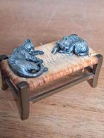 Zilver miniatuur 2 slapende poesjes op rieten bank, Ophalen of Verzenden, Zilver