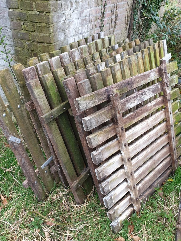 6 Houten roosters voor stal/ brand hout. Ophalen in Twello, Tuin en Terras, Schuttingen, Ophalen, Hout, Minder dan 3 meter, 1 tot 2 meter