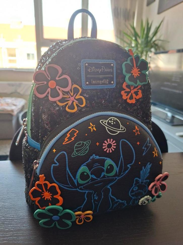 Disney Parks Loungefly Stitch Sequin Mini Rugzak, Sieraden, Tassen en Uiterlijk, Tassen | Rugtassen, Zo goed als nieuw, Disney of Dora