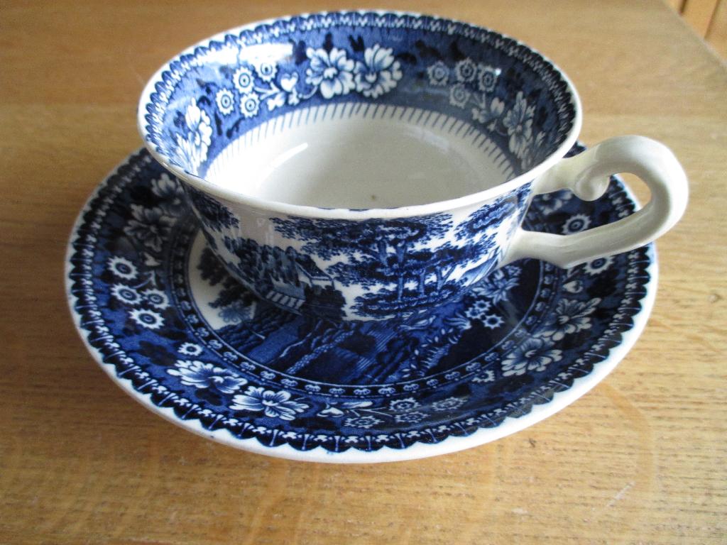 Kop met schotel "N.V. Sphinx Maastricht nr.7", Ophalen of Verzenden, Zo goed als nieuw, Porselein, Kop en/of schotel