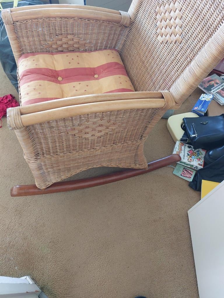 Comfortabele rieten schommelstoel met kussen, Huis en Inrichting, Stoelen, Gebruikt, Overige kleuren, Ophalen of Verzenden, Landelijk, Klassiek