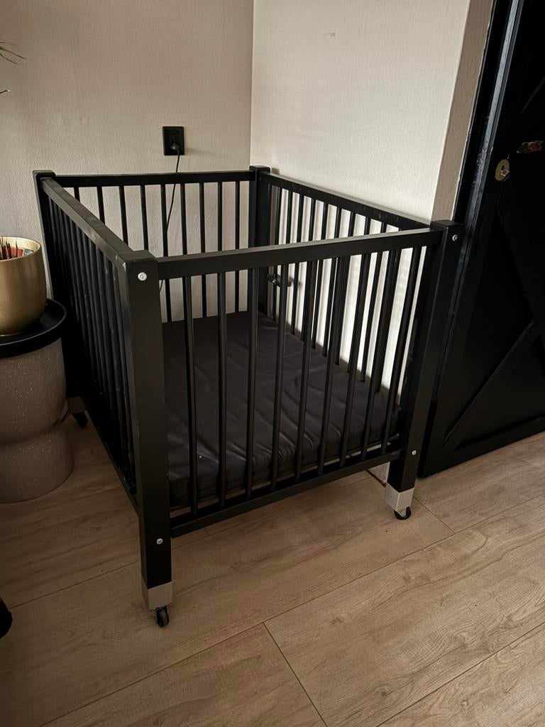 Leuke zwarte houten babybox, Kinderen en Baby's, Boxen, Ophalen, Gebruikt, Rechthoekig, In hoogte verstelbaar