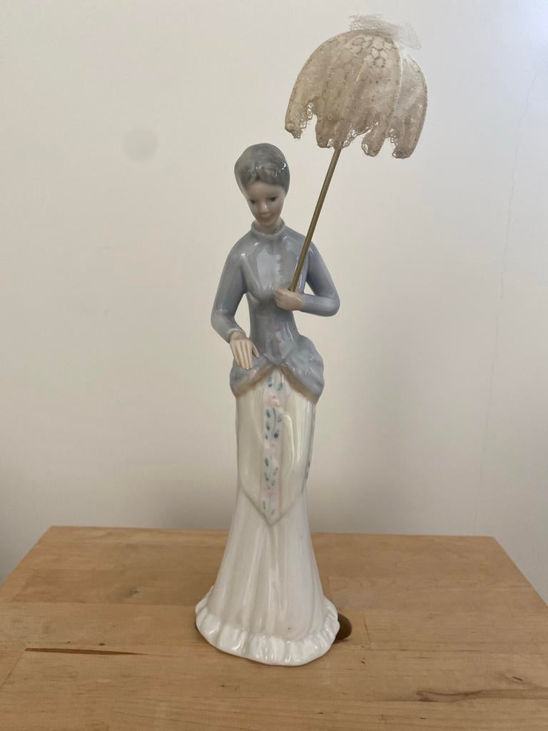 Beeldje van vrouw met parasol, Verzamelen, Beelden en Beeldjes, Gebruikt, Mens, Ophalen of Verzenden