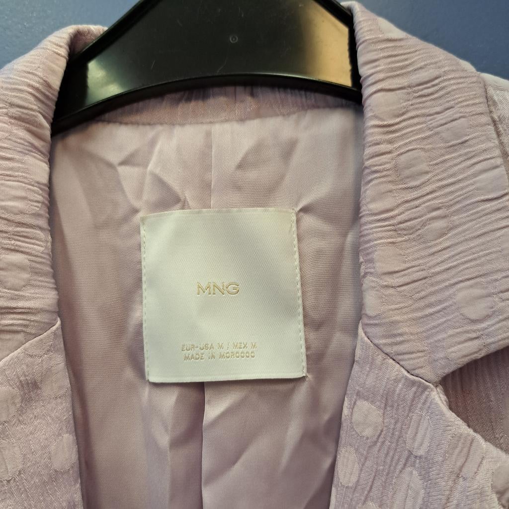 MNG (Mango) blazer in zacht lila met reliëf – maat M 48618, Kleding | Dames, Jasjes, Kostuums en Pakken, Maat 38/40 (M), Mango