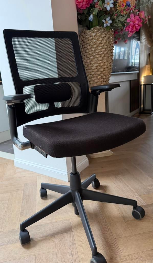 Ahrend 2020 bureaustoel, Huis en Inrichting, Ophalen, Zo goed als nieuw, Zwart