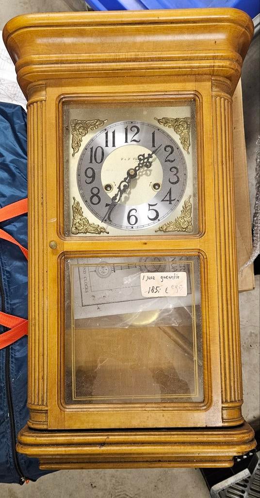 Klassieke wandklok met slinger - Houten behuizing, Antiek en Kunst, Antiek | Klokken, Ophalen of Verzenden