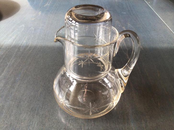 Vintage gegrafeerde waterkan met daarbovenop een glas, Antiek en Kunst, Antiek | Glas en Kristal, Ophalen of Verzenden