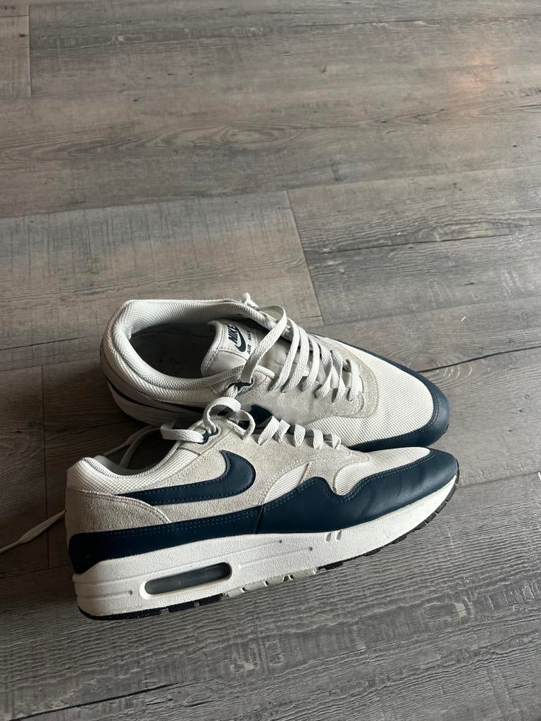 NIKE AIR MAX 1 ESSENTIAL SUMMIT WHITE ARMORY NAVY, Ophalen of Verzenden, Gedragen, Wit, Sneakers of Gympen