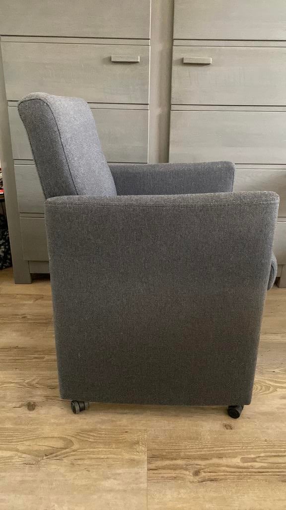 4 grijze eetkamerstoelen met wieltjes GRATIS, Ophalen, Gebruikt, Minder dan 75 cm, Stof