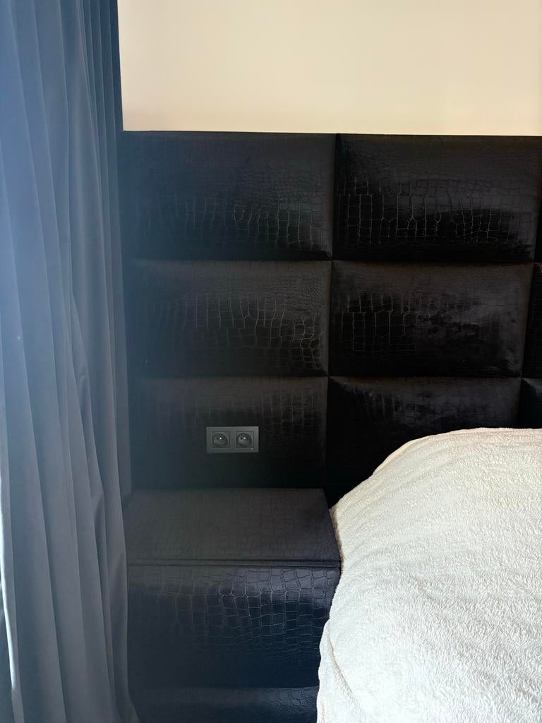 Luxe boxspring met hoofdbord, nachtkastjes & stopcontacten, Zwart, Tweepersoons, Ophalen of Verzenden, Zo goed als nieuw