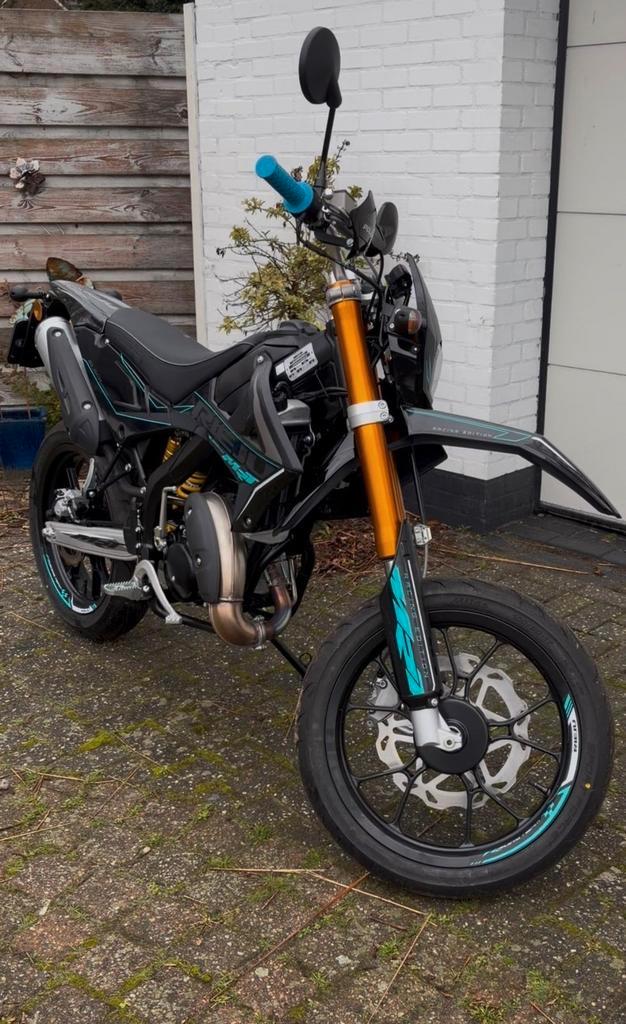 2025 Rieju MRT 50 SM Pro Euro5 schakelbrommer zwart/blauw, Fietsen en Brommers, Brommers | Crossbrommers, Zo goed als nieuw, Overige merken