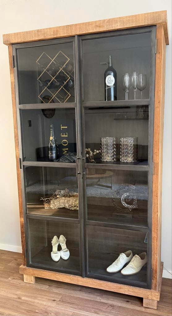 Teakhouten Vitrinekast met Glazen Deuren -Industrieel Design, Huis en Inrichting, Kasten | Vitrinekasten, Ophalen, Gebruikt, Teakhout