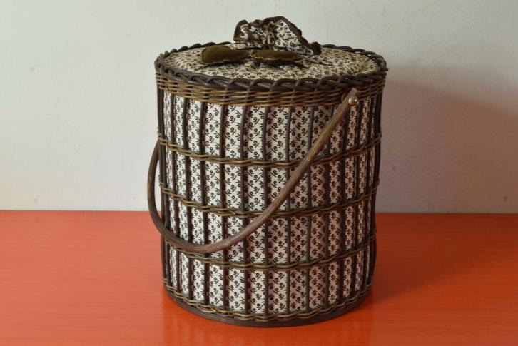 Grote retro vintage jaren 70 rotan naaidoos / naaimand, Hobby en Vrije tijd, Naaien en Fournituren, Zo goed als nieuw, Overige typen