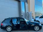 Zwarte Luxe BMW 3-Serie 320i E91 170PK/PanoramaDak/CarPlay!, 1995 cc, 4 cilinders, Zwart, Handgeschakeld