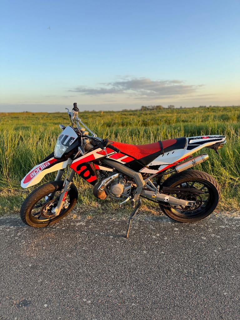 Aprilia SX50, Fietsen en Brommers, Brommers | Derbi, Ophalen, 6 versnellingen, Maximaal 45 km/u, Zo goed als nieuw