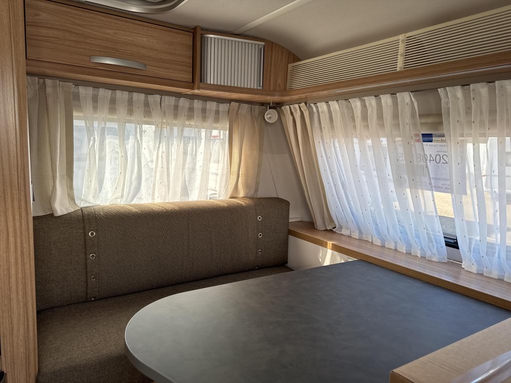 Eriba Feeling 425 Neville vloerverw. 2025 Gratis mover!, Caravans en Kamperen, Standaardzit, Schokbreker, Bedrijf, 750 - 1000 kg