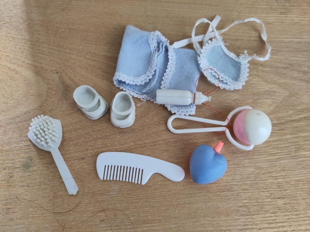 Baby Fleur jasje ,Slabber, schoenen, flesje, rammelaar en ka, Ophalen of Verzenden, Gebruikt, Kleertjes