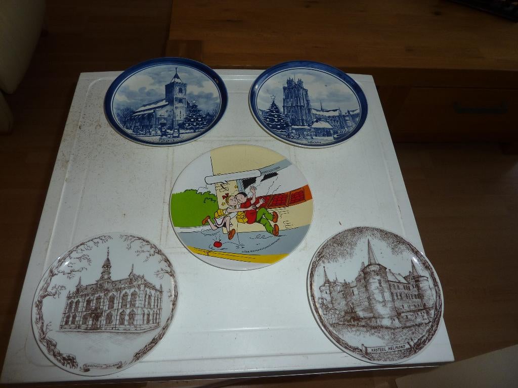 5 oude schotels wandbordjes gebouwen-suske wiske, Antiek en Kunst, Ophalen of Verzenden