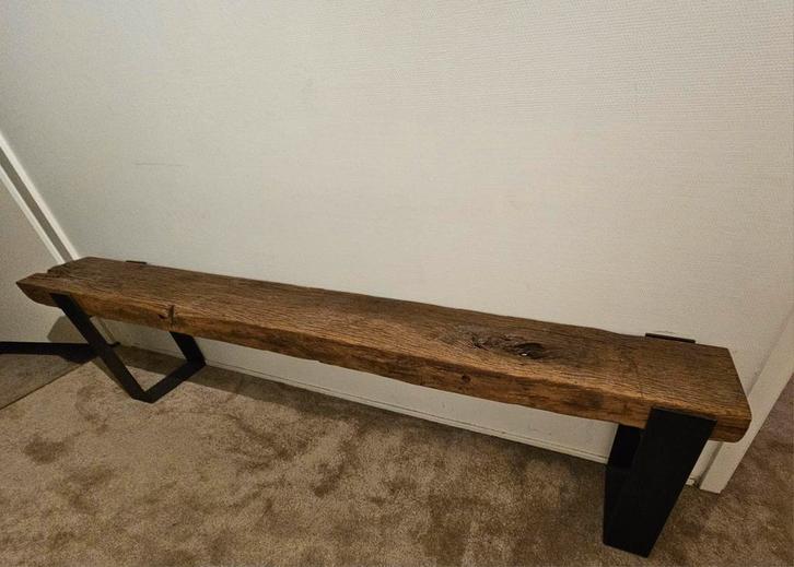 Robuuste houten bank met metalen onderstel - 2.52m lang, Huis en Inrichting, Stoelen, Zo goed als nieuw, Eén, Hout, Bruin, Ophalen