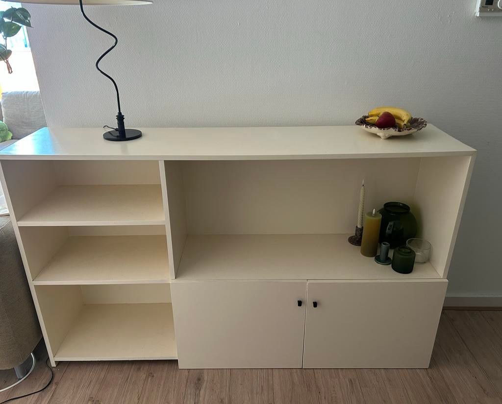 Witte kast met open vakken en deurtjes, Ophalen, Gebruikt