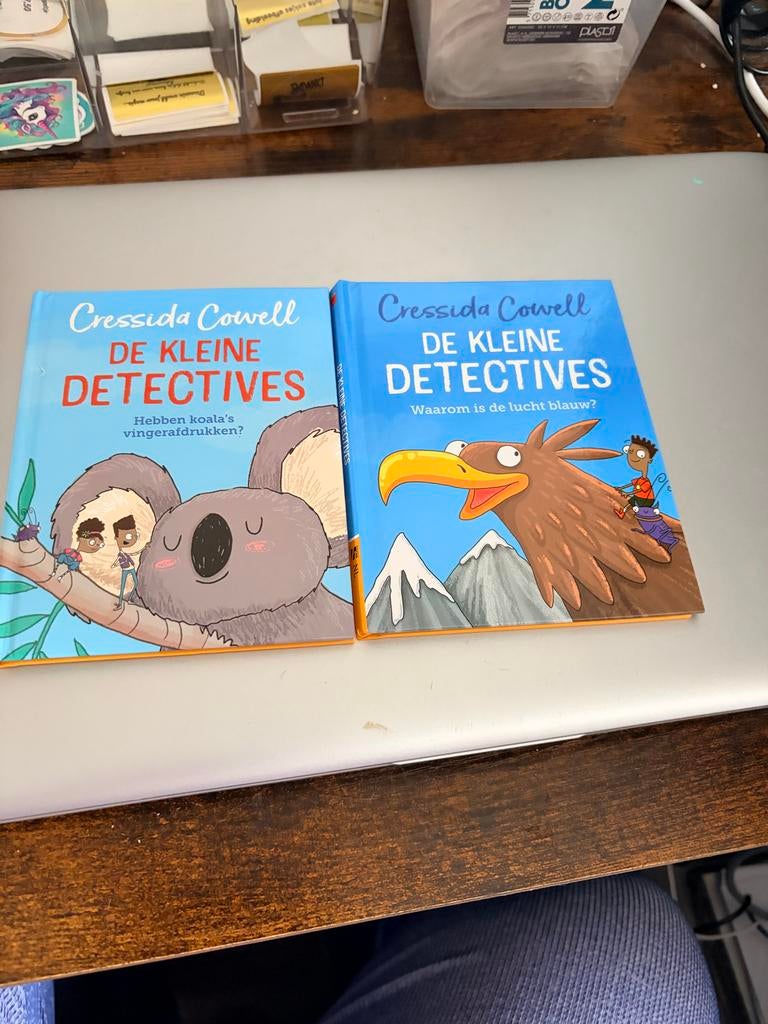 2 Happy Meal Boekjes: De Kleine Detectives - Cressida Cowell, Ophalen of Verzenden, Gelezen
