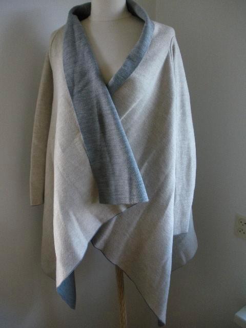 ZARA KNIT cape beige maat M - nieuw -, Kleding | Dames, Mutsen, Sjaals en Handschoenen, Nieuw, Sjaal, Maat 38/40 (M), Ophalen of Verzenden