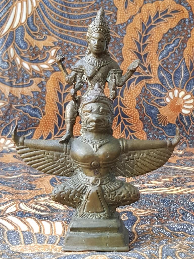 Mooi zwaar antiek Oosters brons beeldje van Garuda 16,5 cm.