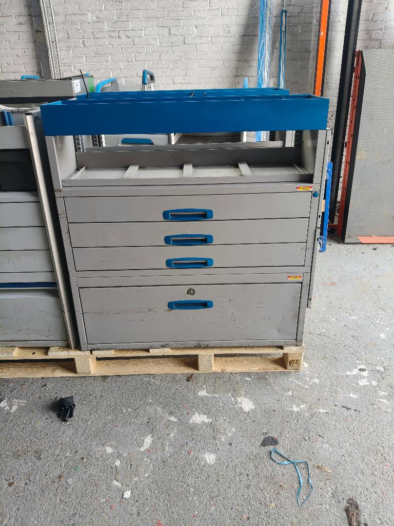 Service system (2541) L 102 B 36 H 105 € 299, Ophalen