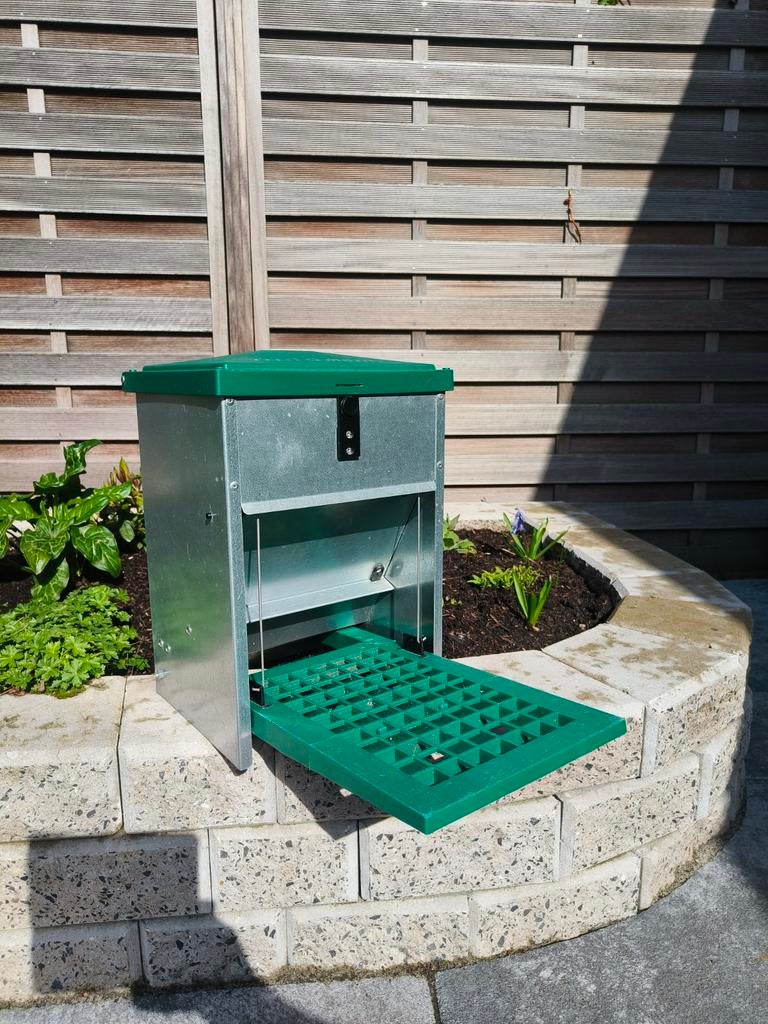 Voermachine kippen, feedomatic, Ophalen, Zo goed als nieuw, Kippenhok of Kippenren