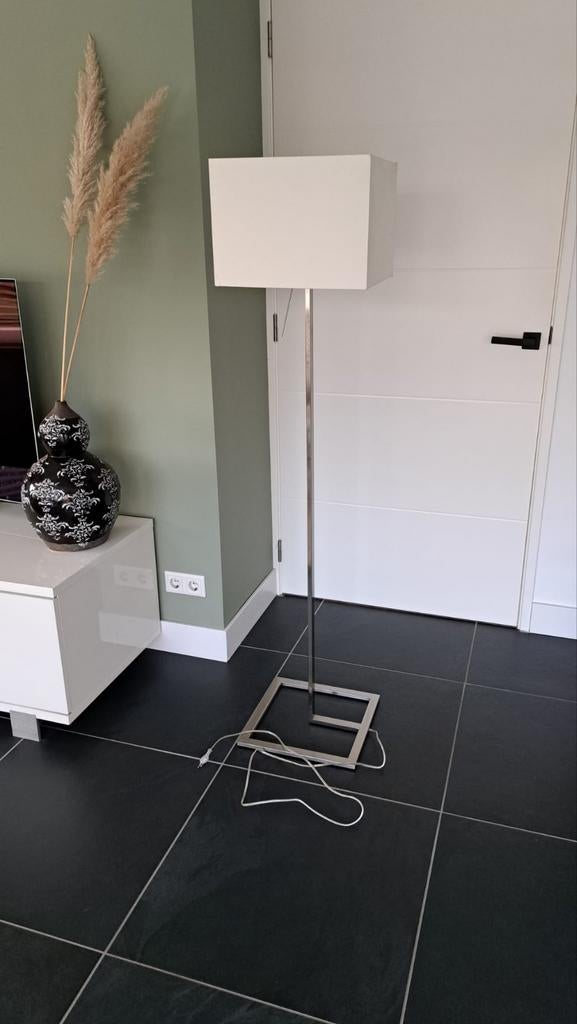 Staande lamp met witte kap en metalen voet, Huis en Inrichting, Lampen | Vloerlampen, Ophalen