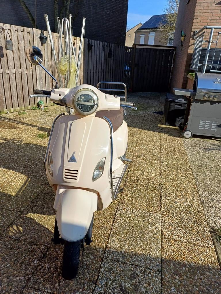 Nette beige scooter, ideaal voor stadsverkeer, Fietsen en Brommers, Scooters | Vespa, Ophalen, Gebruikt, Overige modellen, Maximaal 45 km/u
