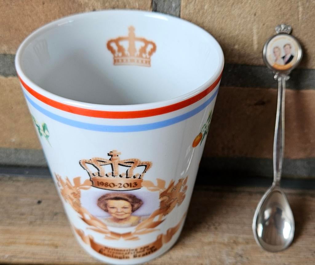 Beker en lepeltje, Ophalen of Verzenden, Zo goed als nieuw, Speld(je) of Lepel(tje)