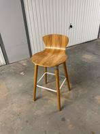 Stijlvolle houten kruk met metalen voetsteun, Met voetsteun, 60 tot 90 cm, Ophalen of Verzenden, Zo goed als nieuw