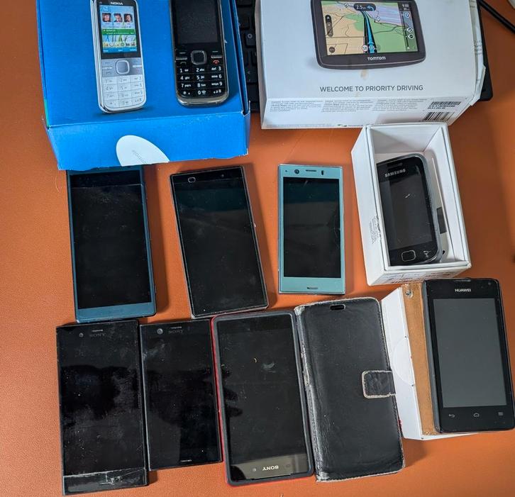 Partij oude telefoons en TomTom, Telecommunicatie, Mobiele telefoons | Overige merken, Ophalen of Verzenden
